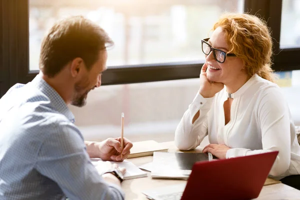 Lachende zakelijke partners genieten van gesprek in het café — Stockfoto