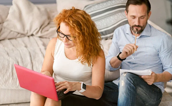 Couple concentré faisant leur travail à la maison — Photo