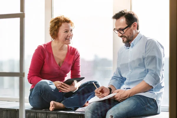 Couple enjoying the weekend at home — Stock Photo, Image