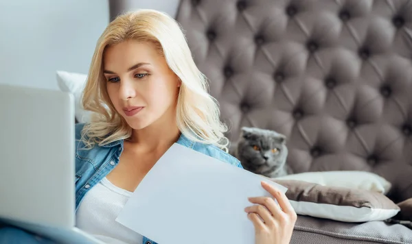 Bella donna che utilizza il computer portatile a casa — Foto Stock