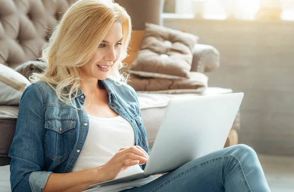 Mujer usando el ordenador portátil en casa — Foto de Stock