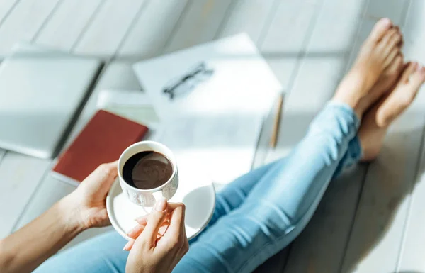 Manos de las mujeres sosteniendo una taza de café — Foto de Stock