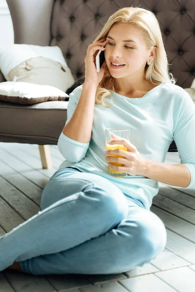 Frau telefoniert mit Handy — Stockfoto