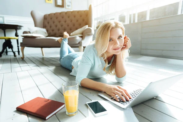 Uśmiechnięta kobieta korzystająca z laptopa — Zdjęcie stockowe