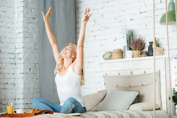 Mooie vrouw zichzelf uitrekken — Stockfoto