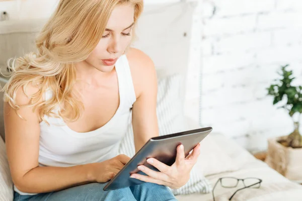 Mujer atractiva usando tableta — Foto de Stock