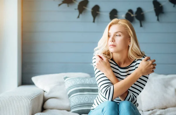 Mujer encantada posando en un acogedor dormitorio —  Fotos de Stock