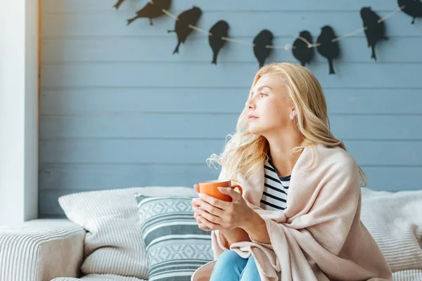 Überglückliche Frau trinkt Kaffee — Stockfoto