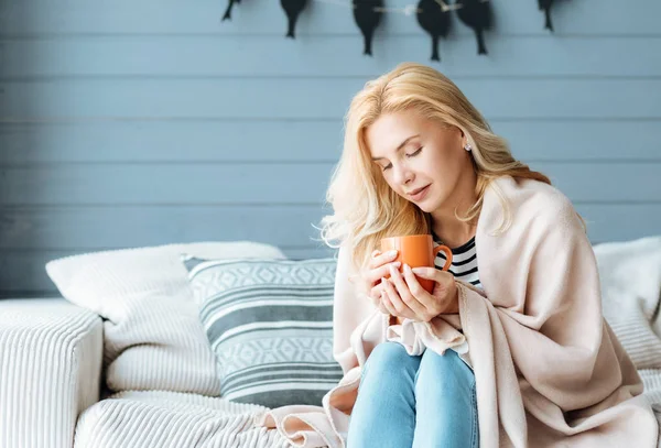 Jonge vrouw die koffie drinkt — Stockfoto