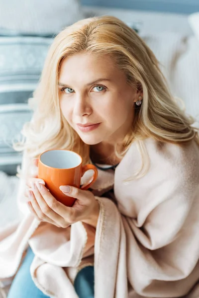 Жінка п'є чай вдома — стокове фото