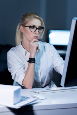 Kadın ofiste programlama dahil