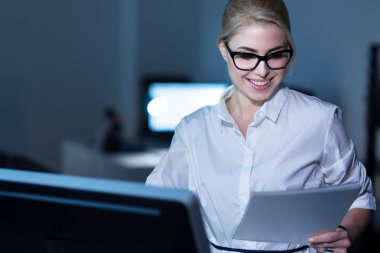 Memnun Sekreter ofiste belgeleriyle çalışma