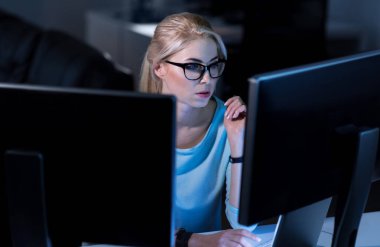 Kendine güvenen kadın hacker şifre kodlarını çözme