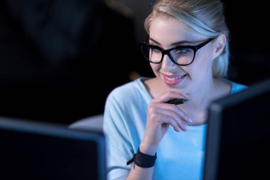 Ofiste çalışan gülümseyen kadın programcı