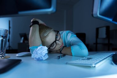 Uykulu programcı ofiste yorgun hissediyorum