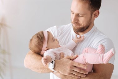 Yakışıklı Baba Çocuk evde sarılma