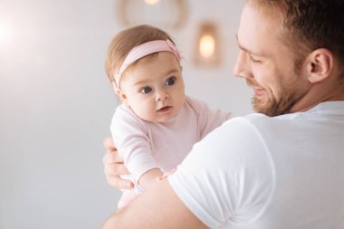 Yürümeye başlayan çocuk kızı evde sarılma hoş sakallı baba