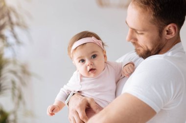 Neşeli genç adam onun bebeği ile hafta sonu harcama