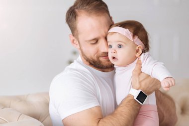 Genç baba evde onun yürümeye başlayan çocuk için Love ifade