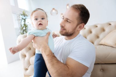 İşin içinde genç sakallı baba yürümeye başlayan çocuk evde sarılma