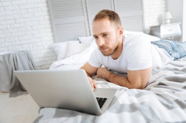 Sakallı yakışıklı evde Internet sörf
