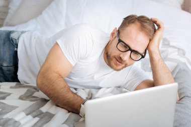 Dizüstü bilgisayar kullanarak ve evde çalışma rahat genç serbest meslek