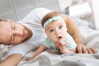 Evde kalan babasıyla birlikte olan sürpriz sevimli kız