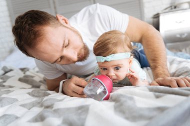 Dikkat et baba kızını evde besleme