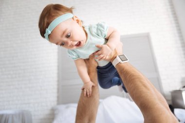 Küçük kız babası ile evde rahatlatıcı memnun