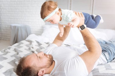 Mutlu çocuk babası ile eğleniyor yatak odasında