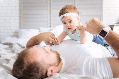 Eğlenerek çocuk babası yatak odasında yatan