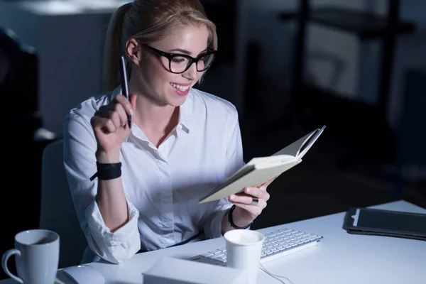 Lachende secretaris genieten van haar verantwoordelijkheden in het kantoor — Stockfoto