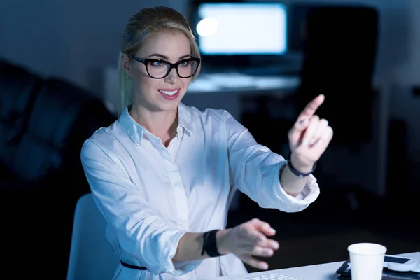 Ler den kvinna som arbetar med modern teknik — Stockfoto