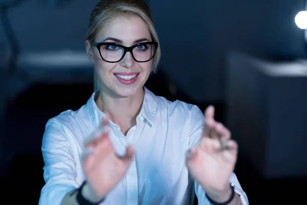 Blij programmeur werken op kantoor — Stockfoto