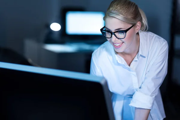 Karismatisk ung office manager med prylar på jobbet — Stockfoto