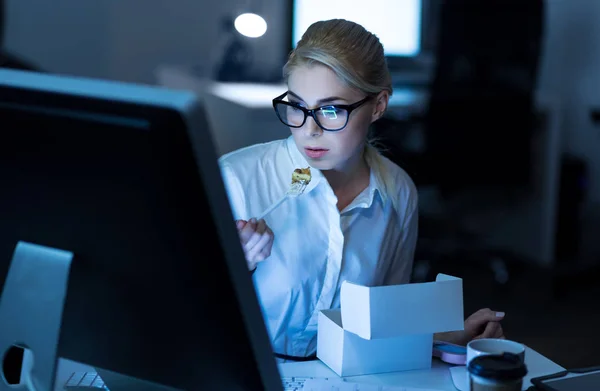 Jonge staflid met lunchtijd op het werk — Stockfoto