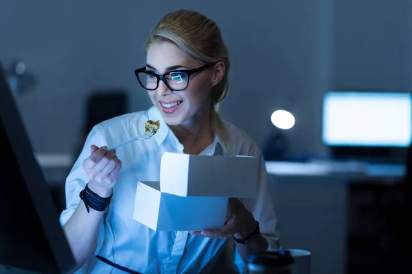 Aangename secretaris met lunchtijd op het werk — Stockfoto