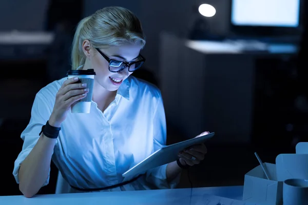 Jovem programadora feminina usando dispositivo moderno no escritório — Fotografia de Stock