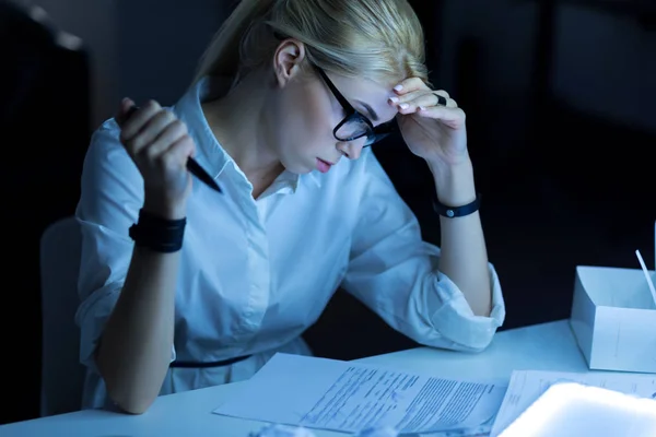 Giovane donna attenta che lavora in ufficio — Foto Stock