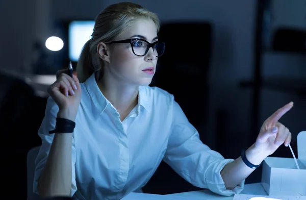 Uma hacker muito feminina a invadir o sistema informático. — Fotografia de Stock