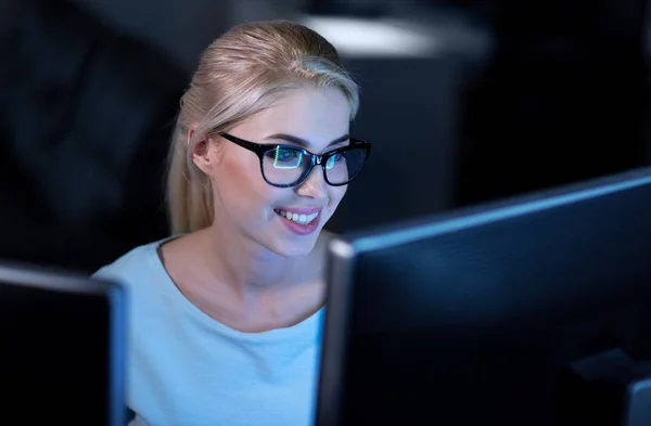 Χαμογελώντας κωδικούς αποκωδικοποίηση γυναικεία προγραμματιστή στην εργασία — Φωτογραφία Αρχείου