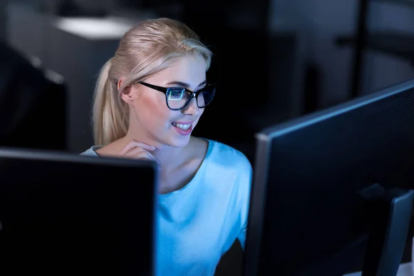Pemrogram wanita bahagia bekerja di kantor. — Stok Foto