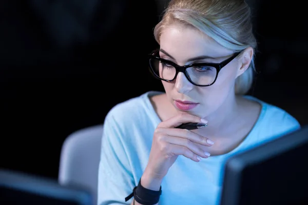 Programadora envolvida praticando habilidades no escritório — Fotografia de Stock