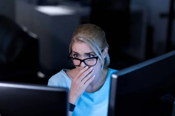 Perplex vrouwelijke programmeur werken op kantoor — Stockfoto