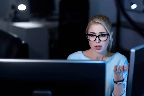 Verbaasd het vrouw die werkt in het kantoor — Stockfoto