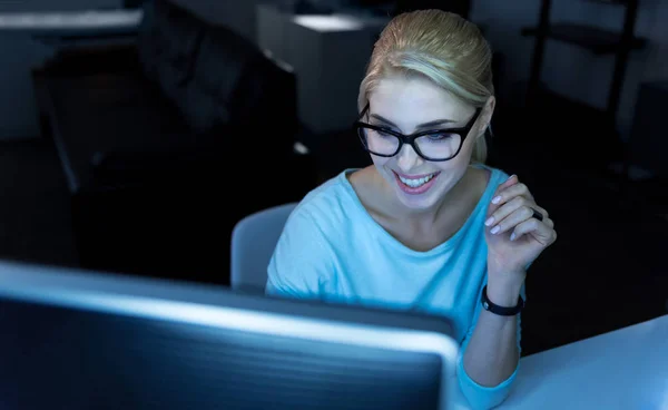 Mulher TI alegre desfrutando de resultados bem sucedidos no trabalho — Fotografia de Stock