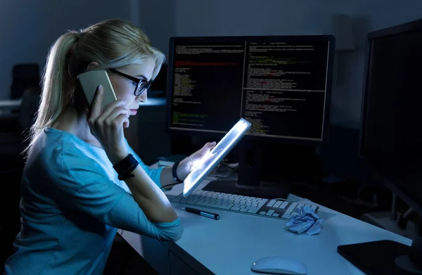 Vertrouwen receptioniste werken in het donker verlichte kantoor — Stockfoto