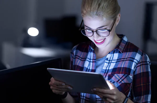 Optimistisch blij het meisje testen gadget in de kamer — Stockfoto