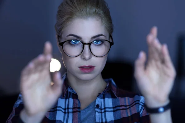 Tecnologías de prueba de chicas de TI jóvenes concentradas del futuro —  Fotos de Stock