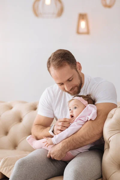 Feliz padre joven sosteniendo a su niño en casa — Foto de Stock